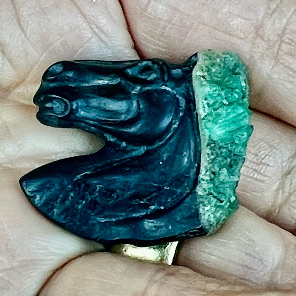 Emerald and shale carved horse head - Picture 12 of 12